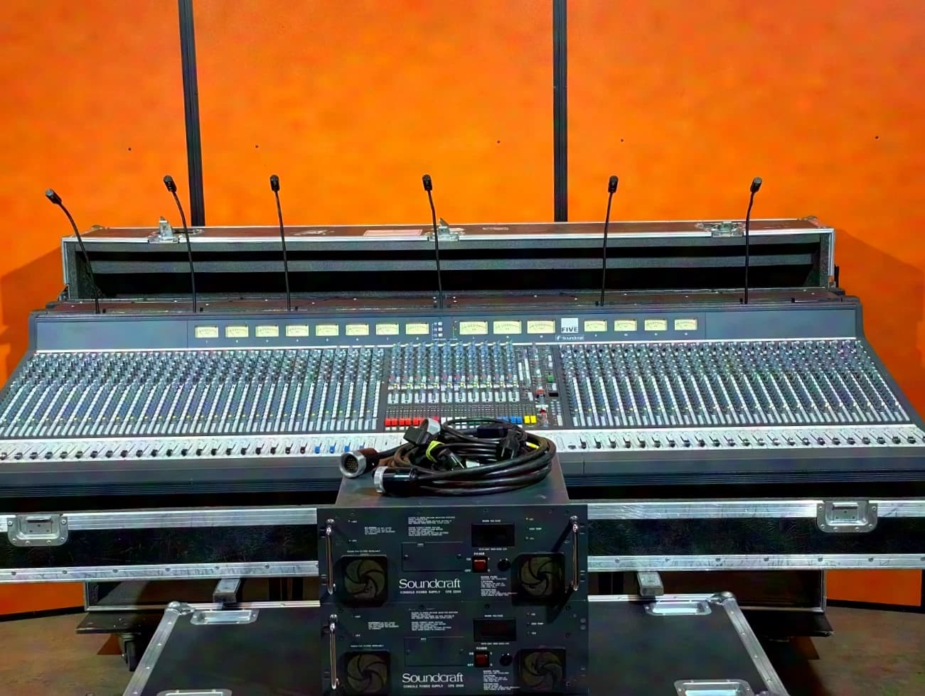 Soundcraft Series FIVE - console de mixage analogique 52 Ch.