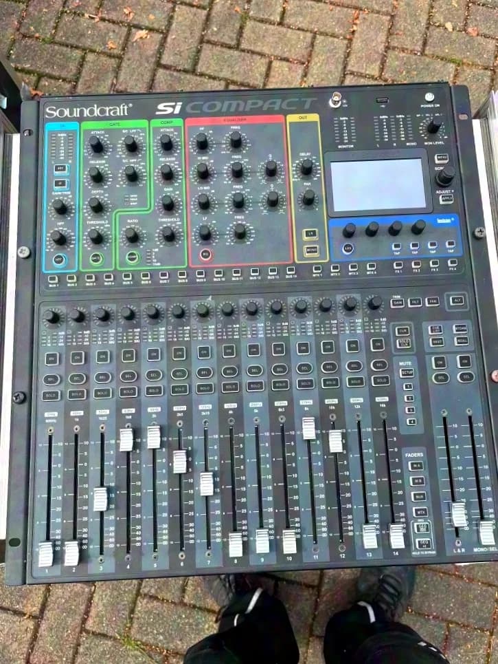 Soundcraft Si Compact 16 console de mixage numérique avec carte MADI dans un flight-case
