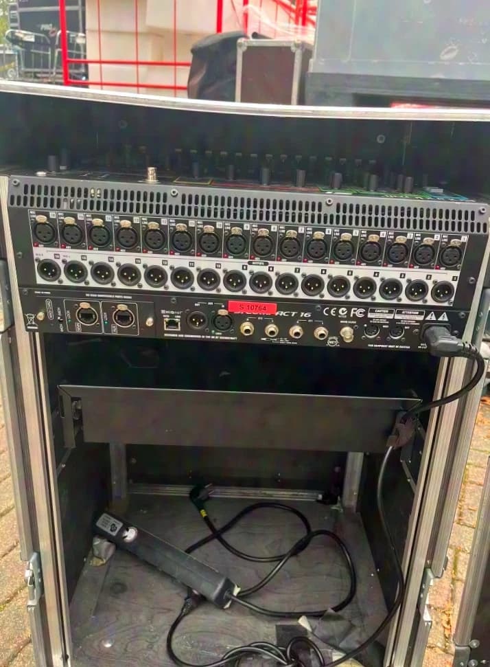 Soundcraft Si Compact 16 console de mixage numérique avec carte MADI dans un flight-case