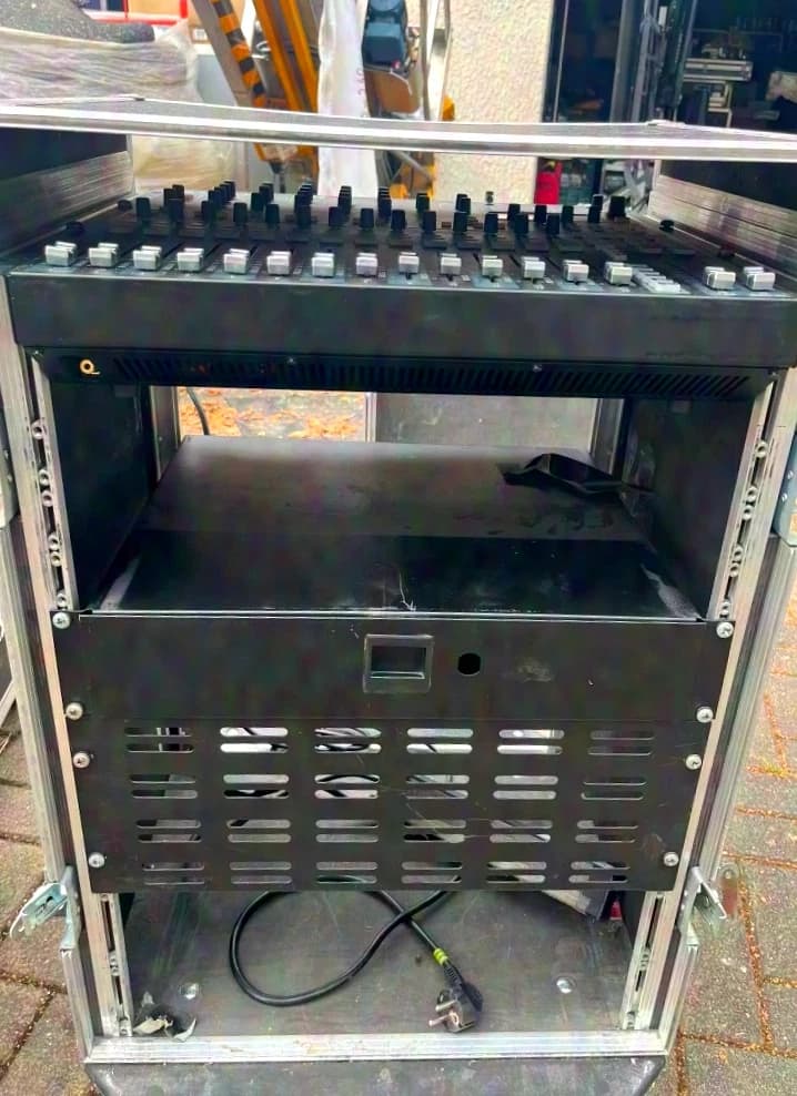 Soundcraft Si Compact 16 console de mixage numérique avec carte MADI dans un flight-case