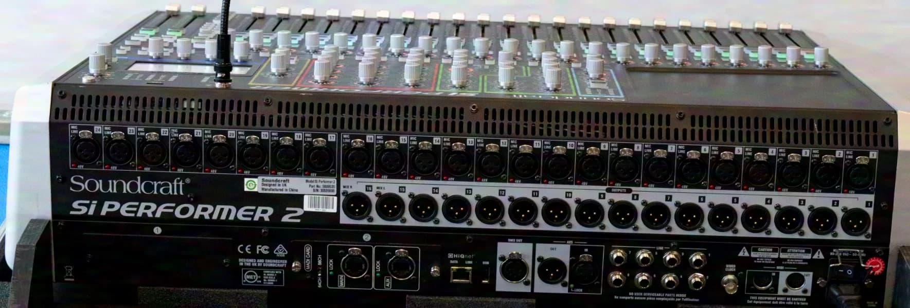 Soundcraft Si Performer 2 (carte MADI Main/Aux et flight-case avec couvercle inclus)