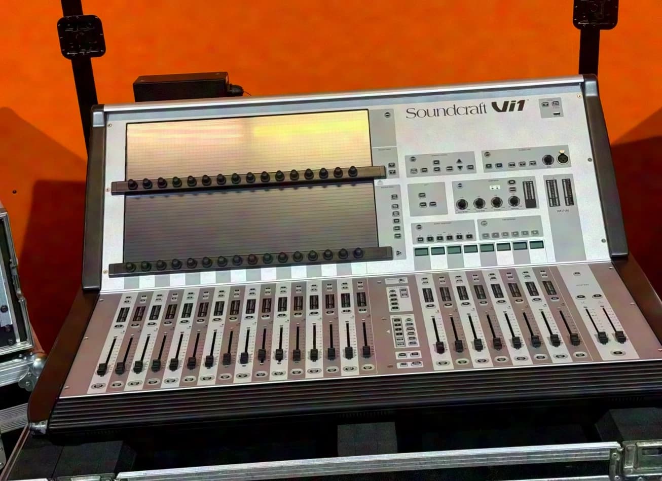 Soundcraft Vi1 Ensemble complet incl. Compact Stagebox avec cartes MADI & 2x 80m de fibre optique console de mixage audio numérique incl. flight-case