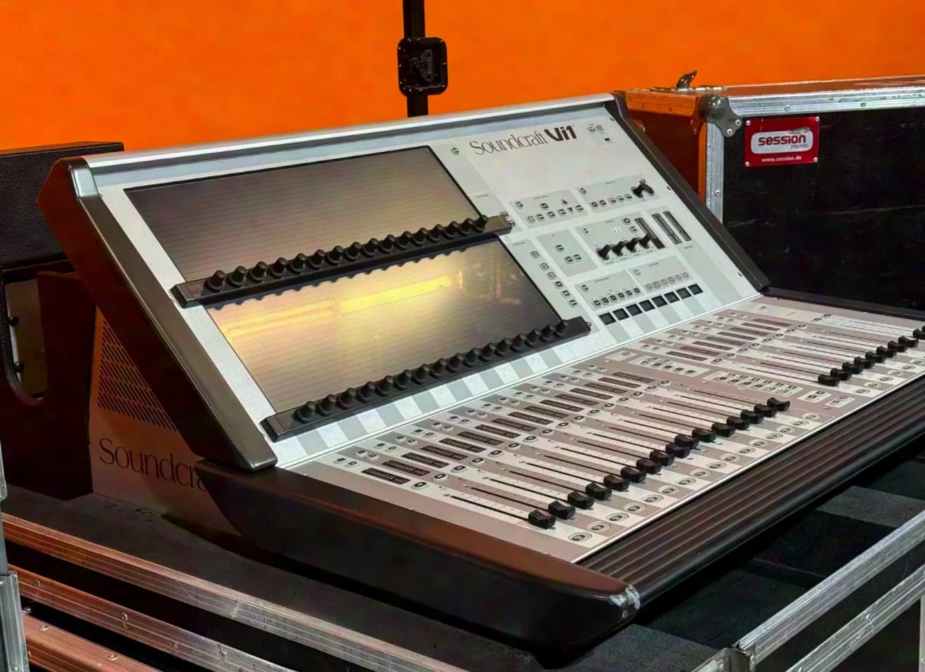 Soundcraft Vi1 Ensemble complet incl. Compact Stagebox avec cartes MADI & 2x 80m de fibre optique console de mixage audio numérique incl. flight-case