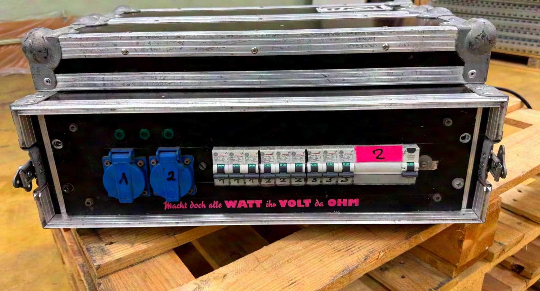 Distributeur électrique 32A dans un rack 3HE