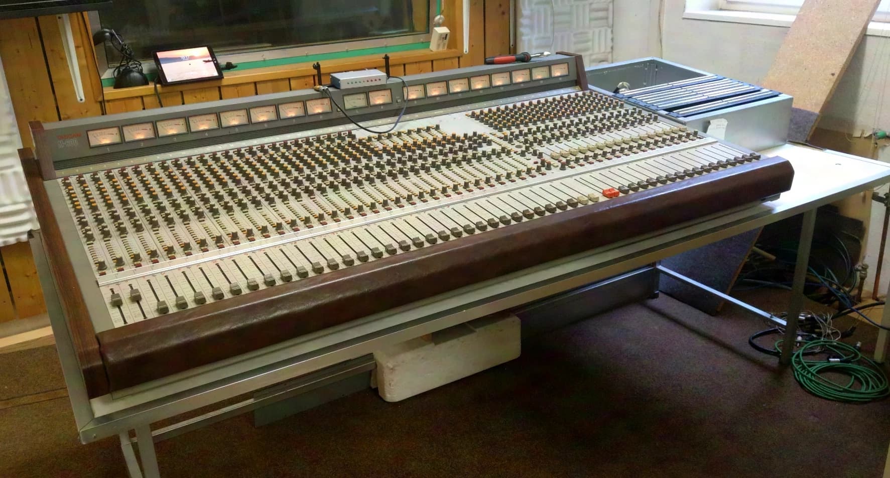 Tascam M600 - Console de studio 32 canaux