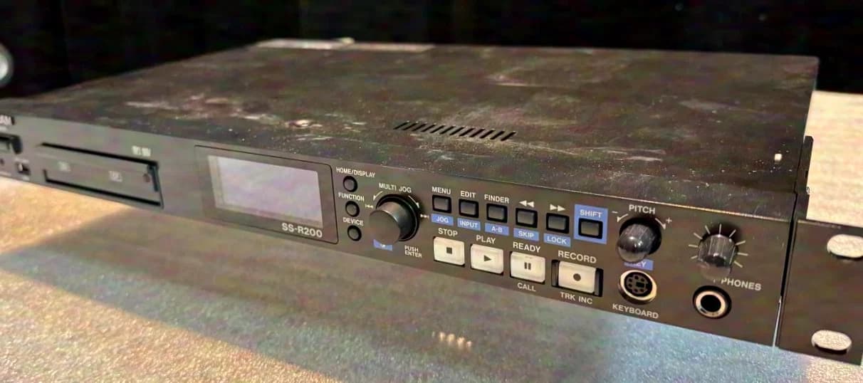 Tascam SS-R200 enregistreur audio numérique 1HE, Solid-State SD-, CF- ou USB