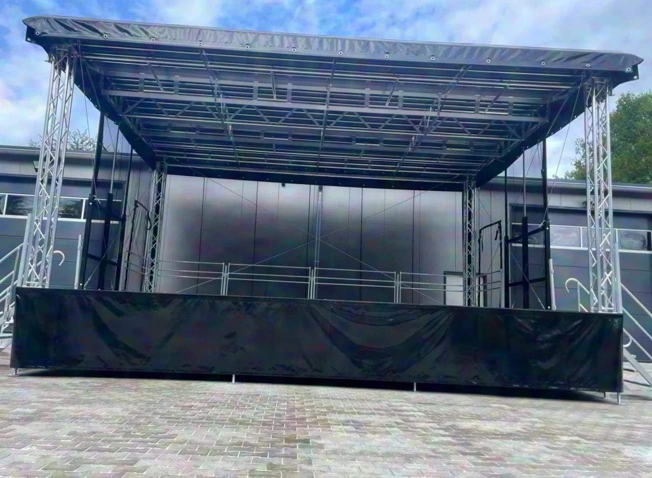 Scène mobile sur remorque 7,5x6x5m ++ disponible immédiatement ++