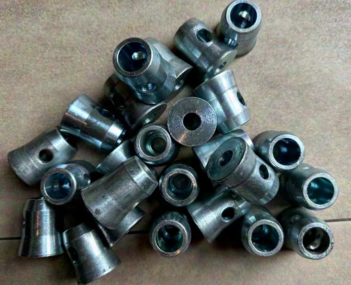 Fabricant inconnu, demi-cône pour coin de caisson M12 - 20 € TTC pour 4 pièces