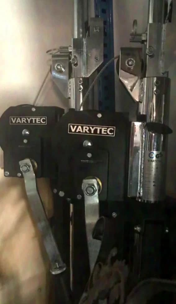 Varytec pieds à treuil, traverses, T-bar, récepteurs de traverses, flight-case Zarges, etc.