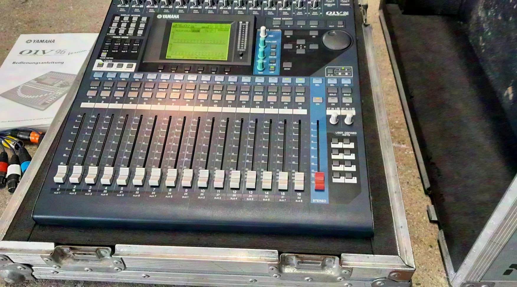 YAMAHA 01V96 console de mixage numérique dans un case avec multicore