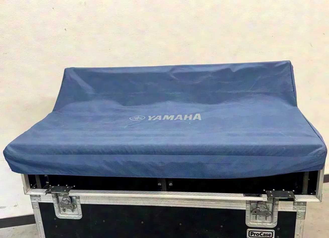 Yamaha CL5 Console de mixage numérique, 72 canaux, IN : 72x Mono, 8xStereo,