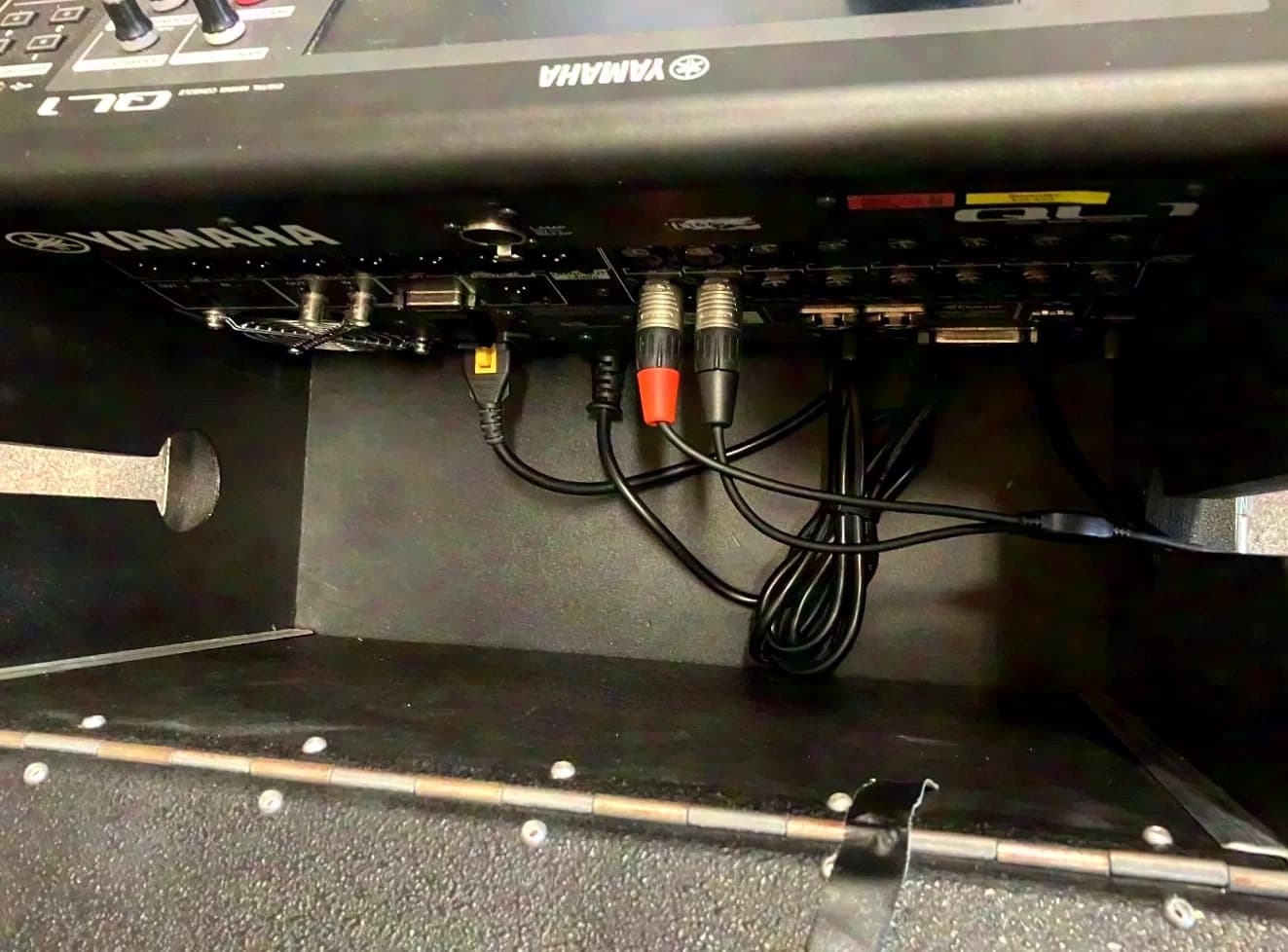 Yamaha QL 1 en flight-case avec Doghouse et multiprise