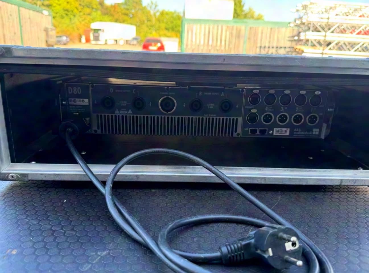 Amplificateur d&b Audiotechnik D80 en flight-case simple
