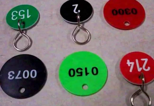 uniquement disponible en lot complet env. 600 pièces de tickets de vestiaire doubles