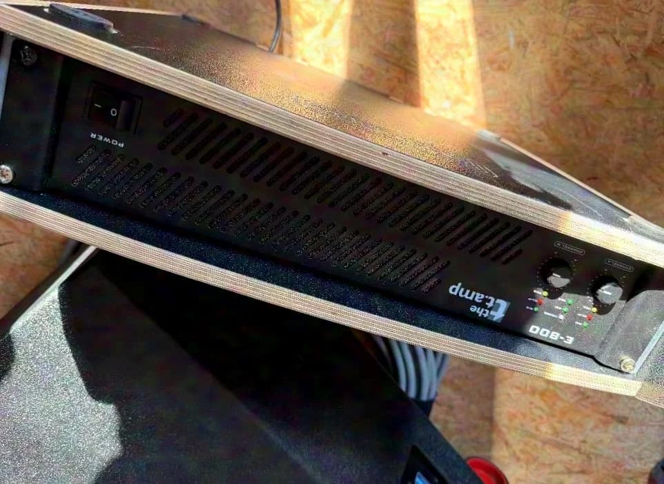 the t.amp E800 amplificateur de puissance 2 canaux