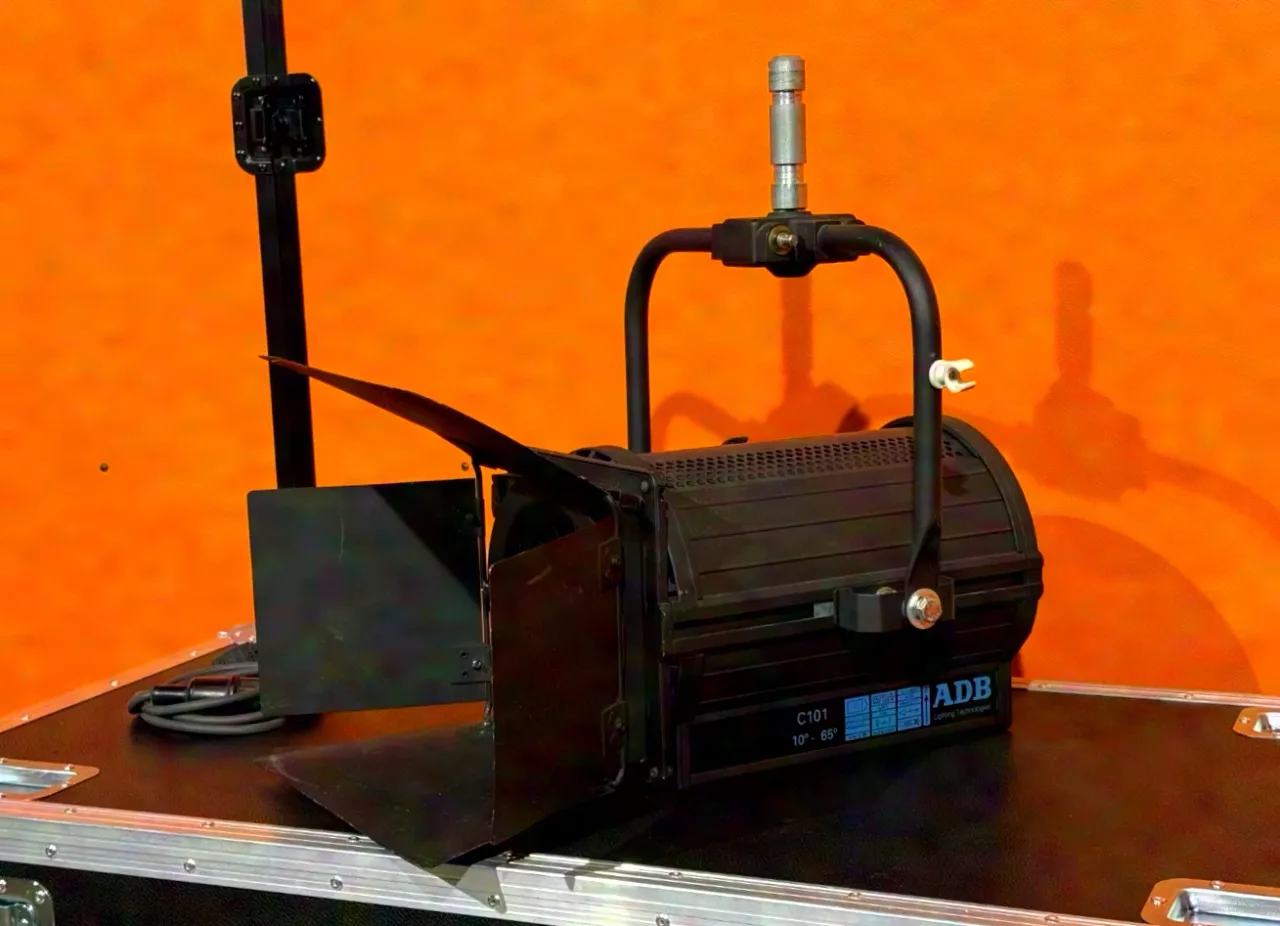 ADB C101 projecteur p.o. plan-convexe