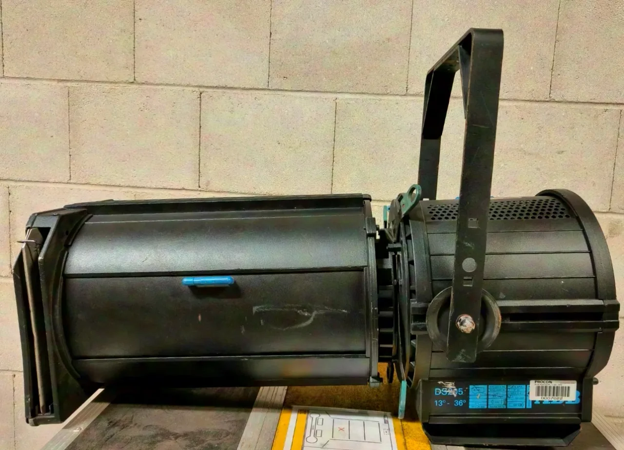 ADB DS205 13-36 2kw projecteur de découpe avec flight-case