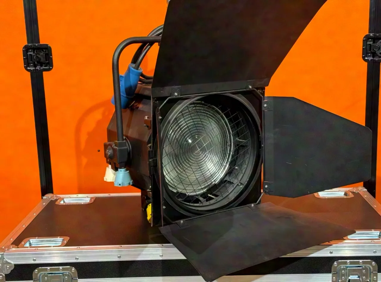 ADB SP50 5kw projecteur à lentille de Fresnel p.o.