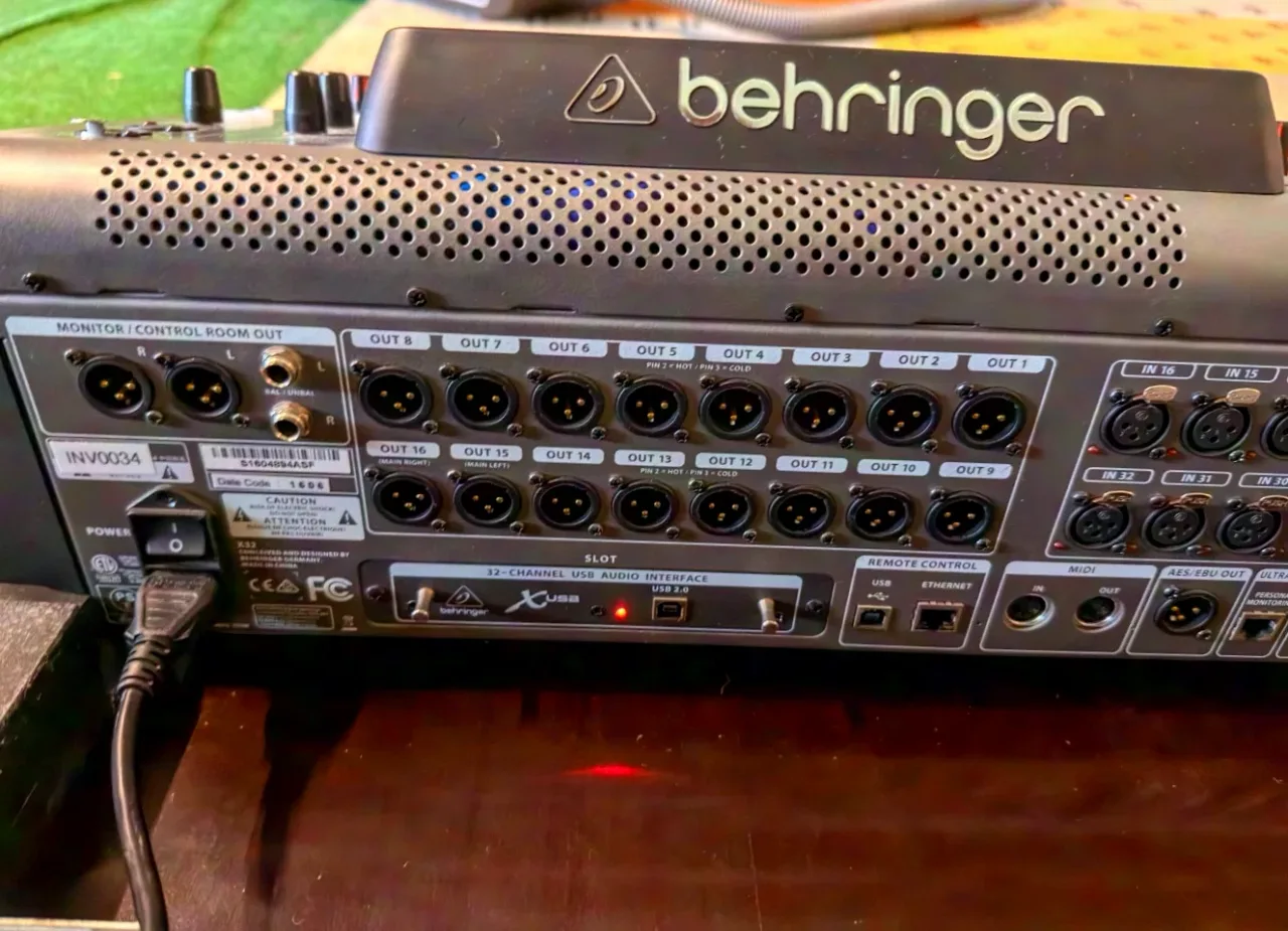 Behringer X32 Fullsize avec accessoires