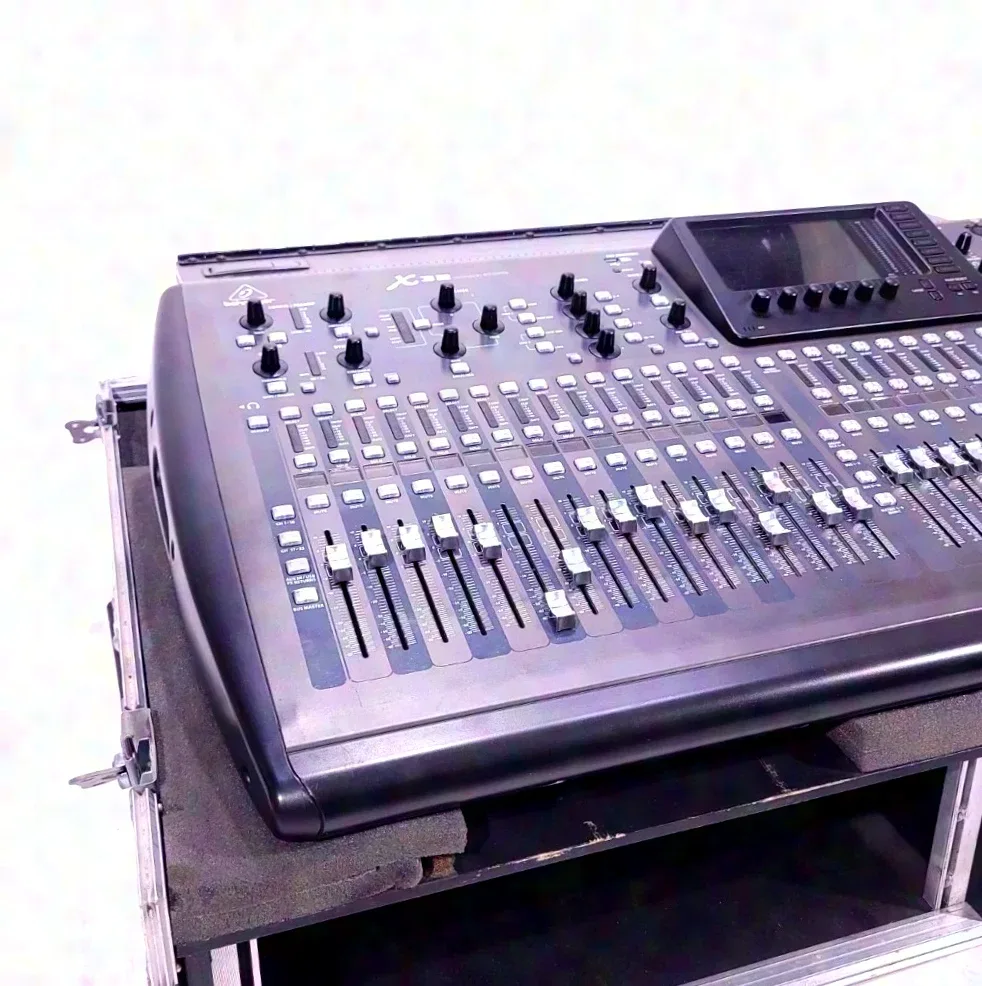 Behringer X 32 Full Size dans un ML Tourcase