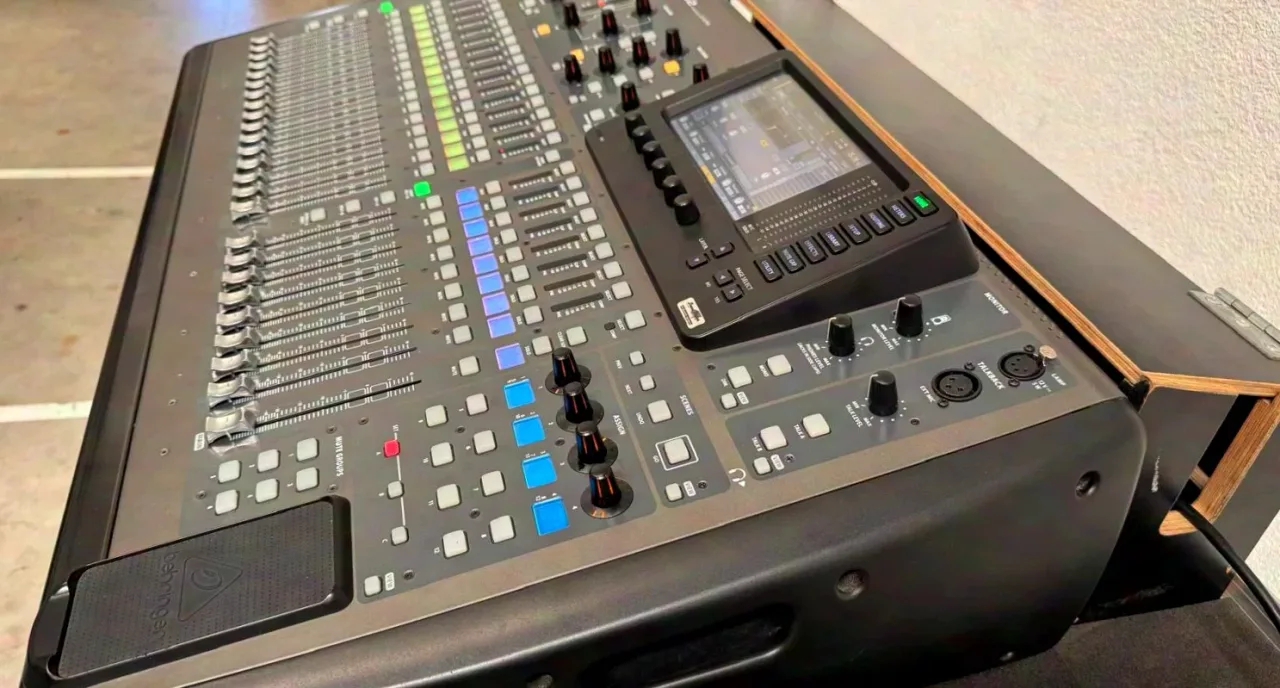Behringer X 32 avec Dockhouse Case