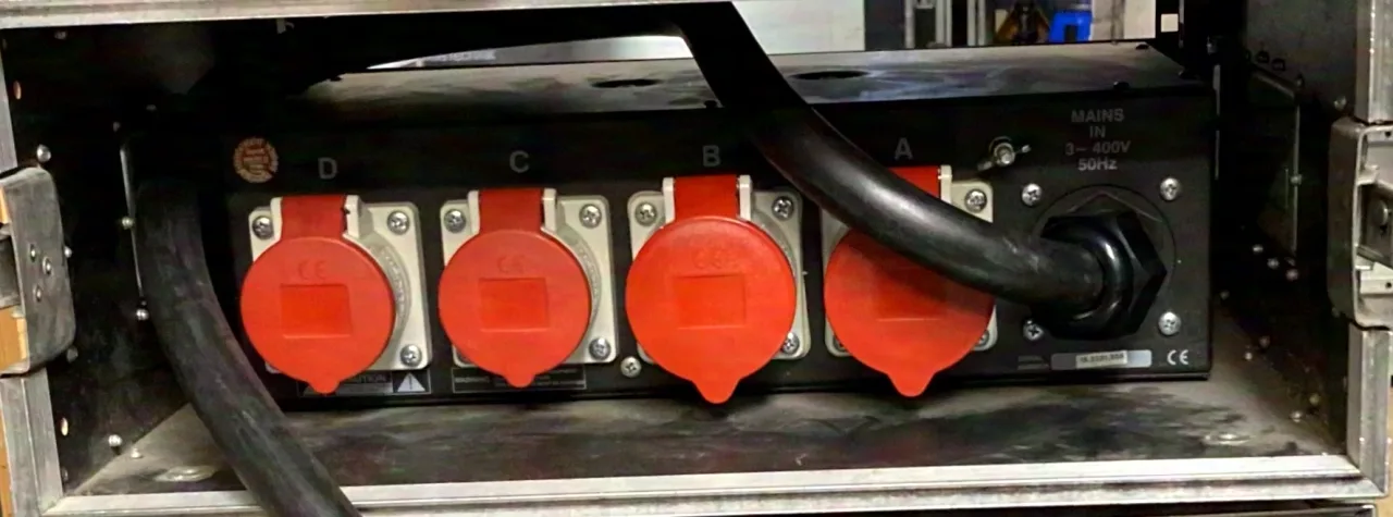 Distributeur électrique CEE 63A, IN : CEE 63A, OUT : 4x CEE 16A, disjoncteurs différentiels, disjoncteurs GLP PDP-3/DF163-16