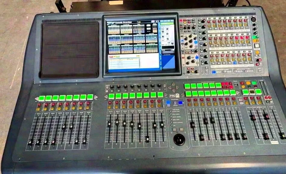 Console de mixage audio numérique Midas Pro2 dans un flight-case En excellent état.