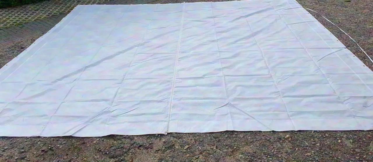 Set de gaze Prolyte composé d’un fond de scène / 2 x panneaux latéraux provenant d’un toit de scène Prolyte (6 x 5 m) blanc (!) (également disponibles séparément)
