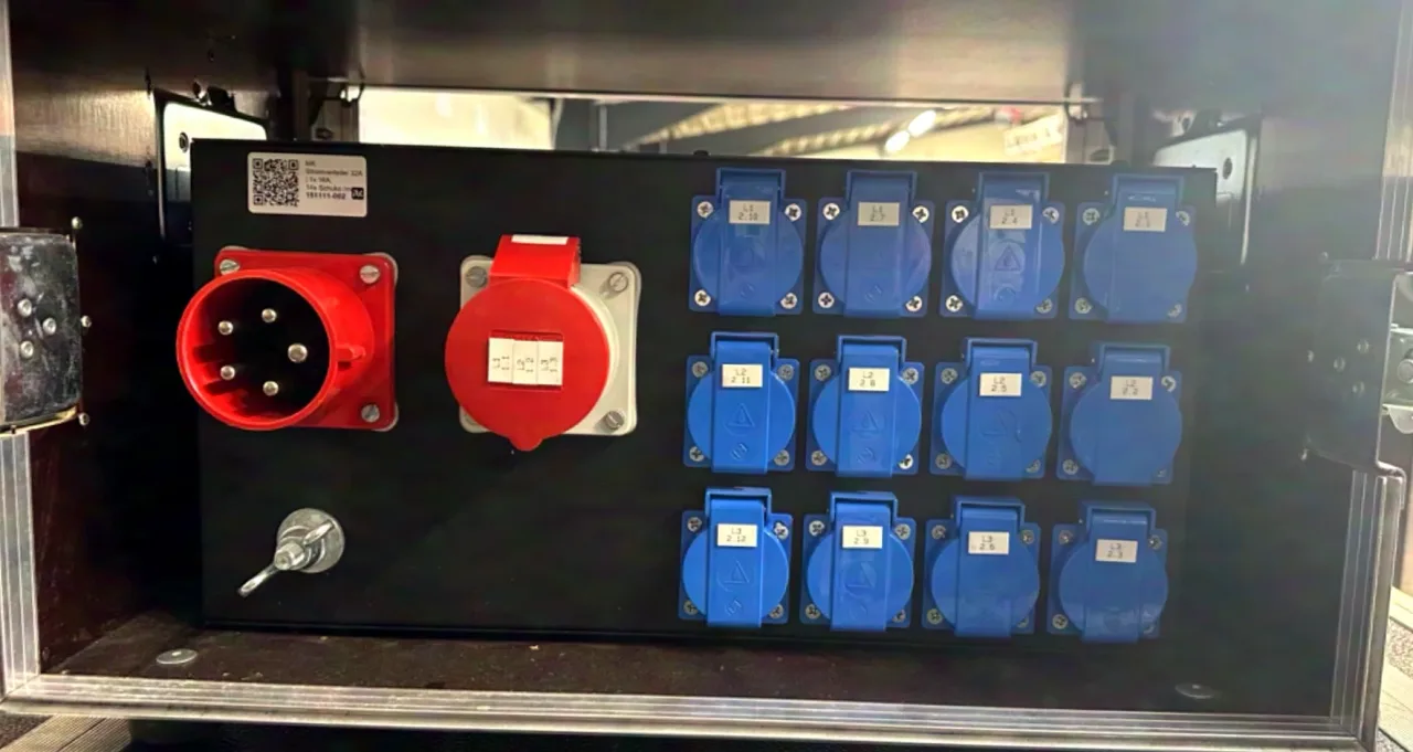 Distributeur électrique 32A | 1x 16A, 14x Schuko (avec V/A Meter)