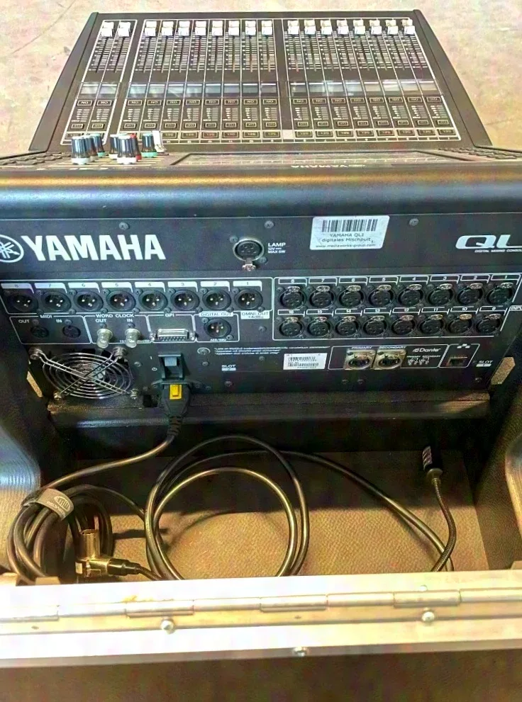 YAMAHA QL1 avec flight-case Amptown