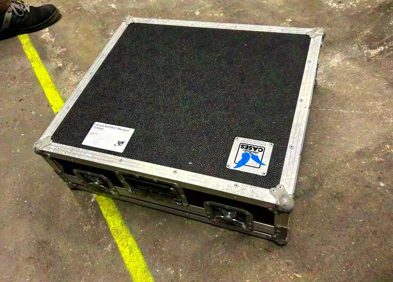 Console de mixage analogique Yamaha MG124 cx dans un case/une valise Amptown
