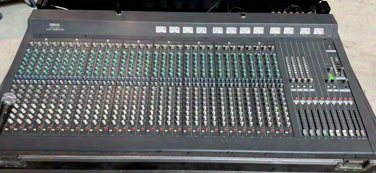 Yamaha M-3210 console de mixage de monitoring 32 canaux, flight-case, accessoires