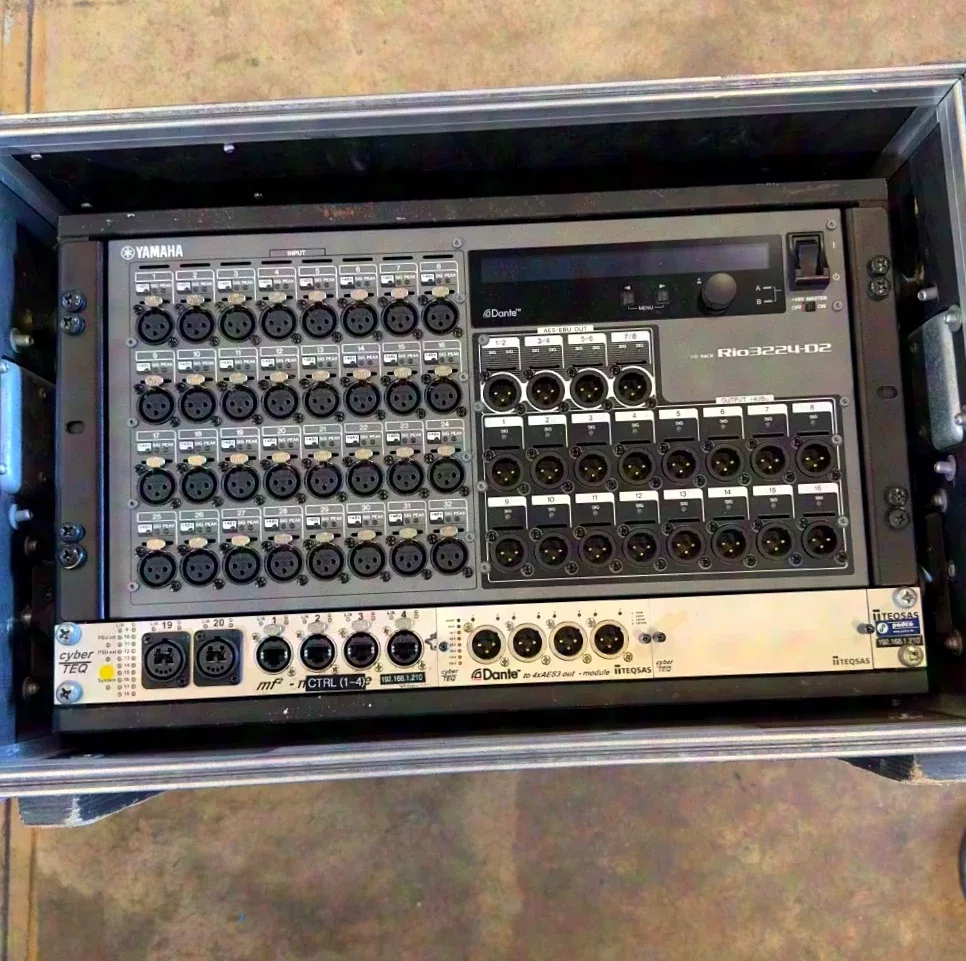 Yamaha Rio3224-D2 dans un rack 19"