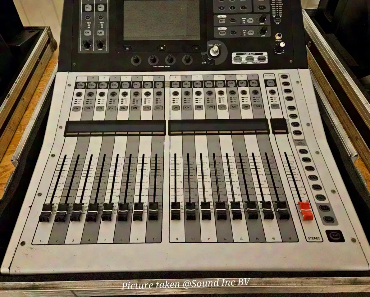Console Yamaha TF1