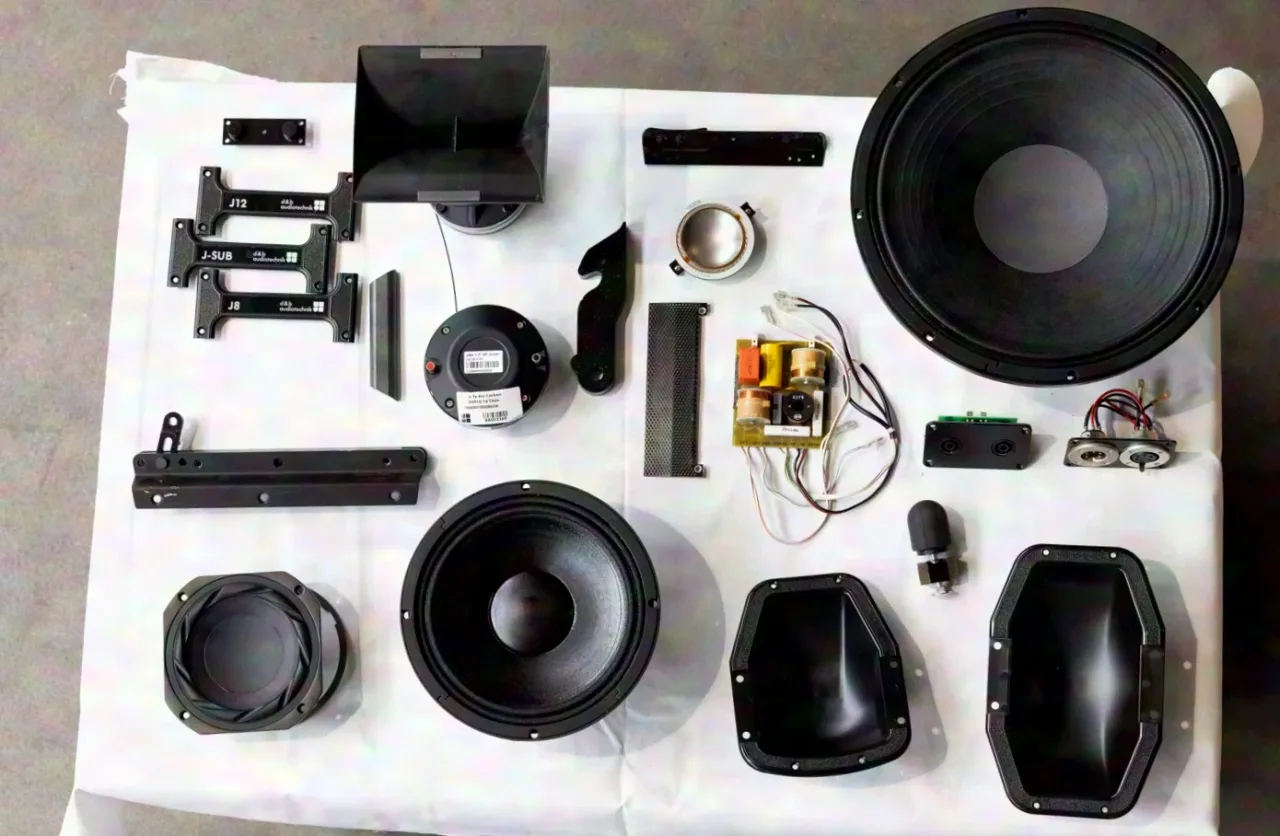 d&b Audiotechnik diverses pièces détachées d&b, neuves, provenant de stocks d’atelier