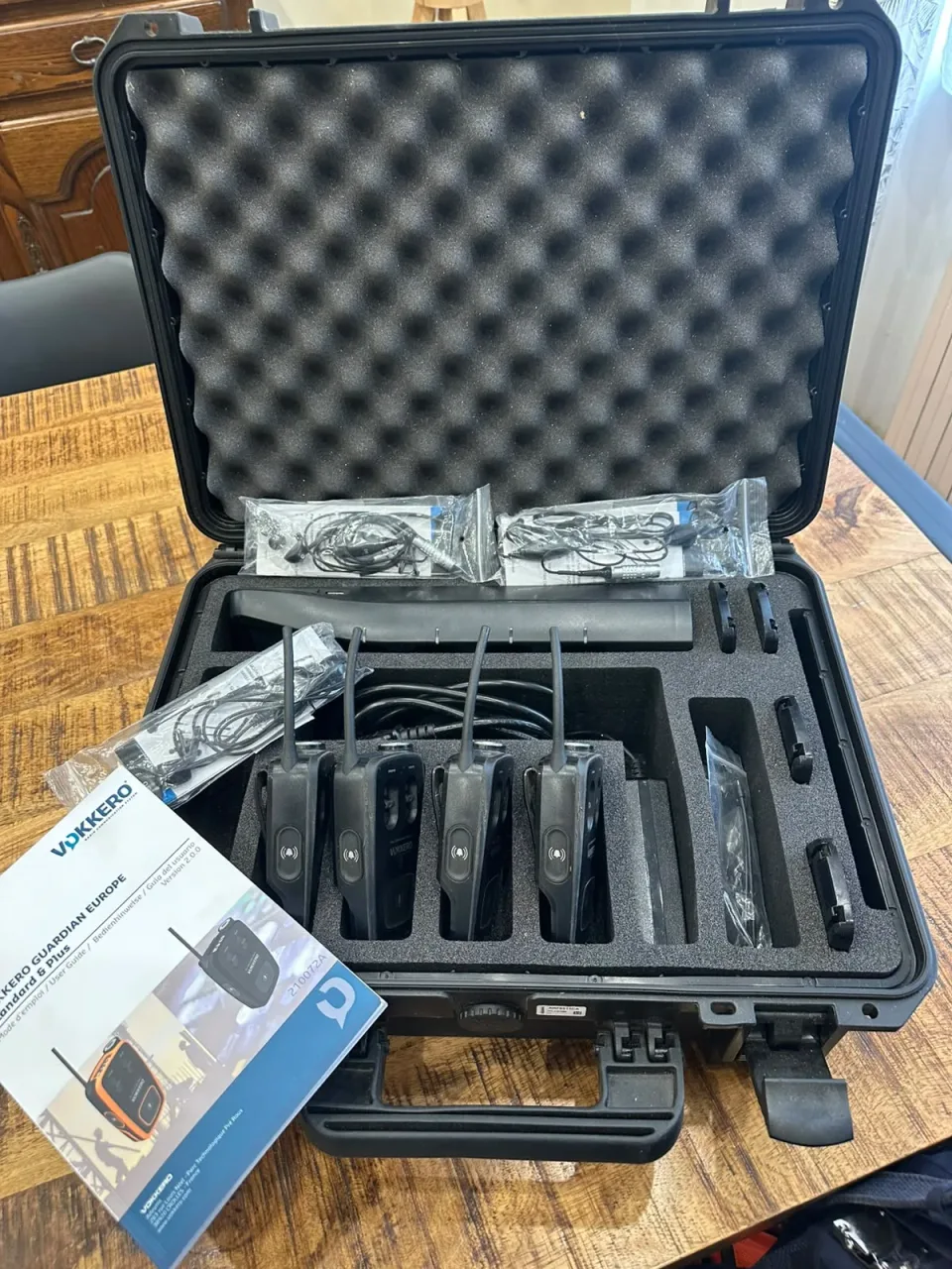 Kit Intercom HF Pro Vokkero Guardian PLUS - 4 Postes + 6 Casques (Mallette & Chargeur)
