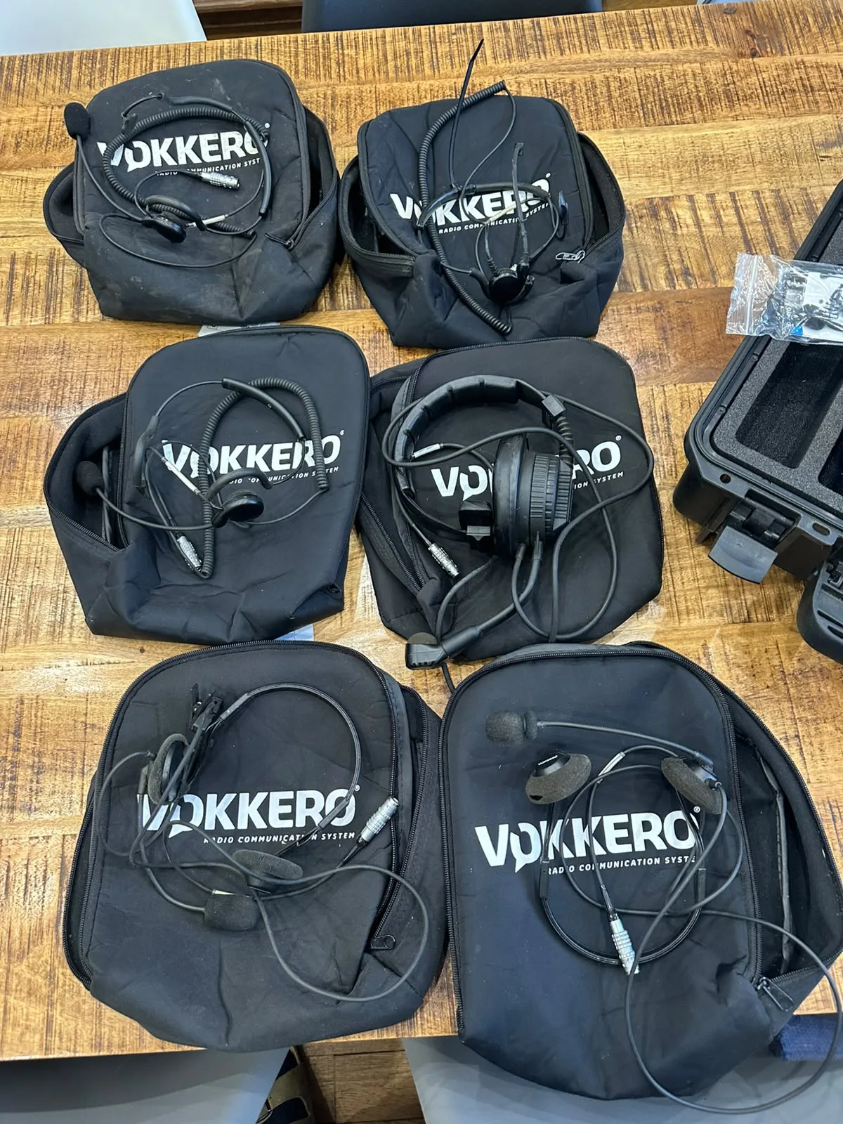 Kit Intercom HF Pro Vokkero Guardian PLUS - 4 Postes + 6 Casques (Mallette & Chargeur)