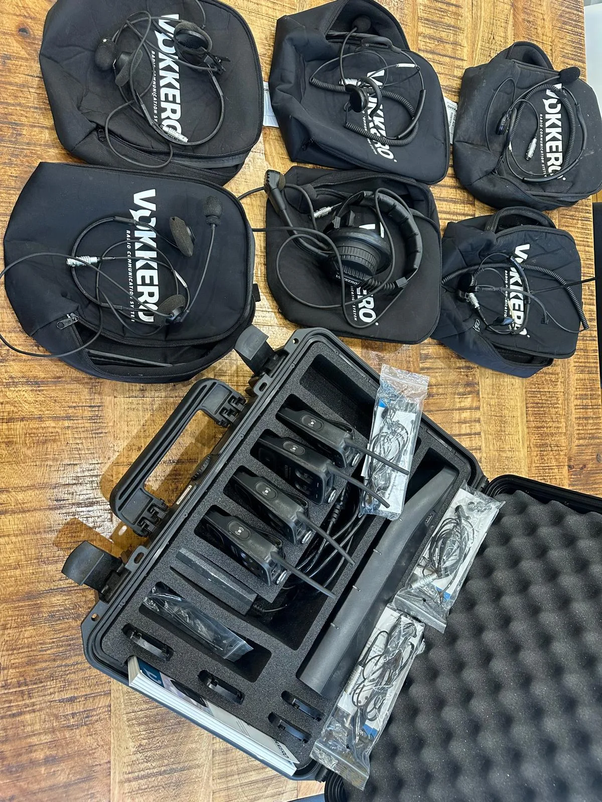 Kit Intercom HF Pro Vokkero Guardian PLUS - 4 Postes + 6 Casques (Mallette & Chargeur)